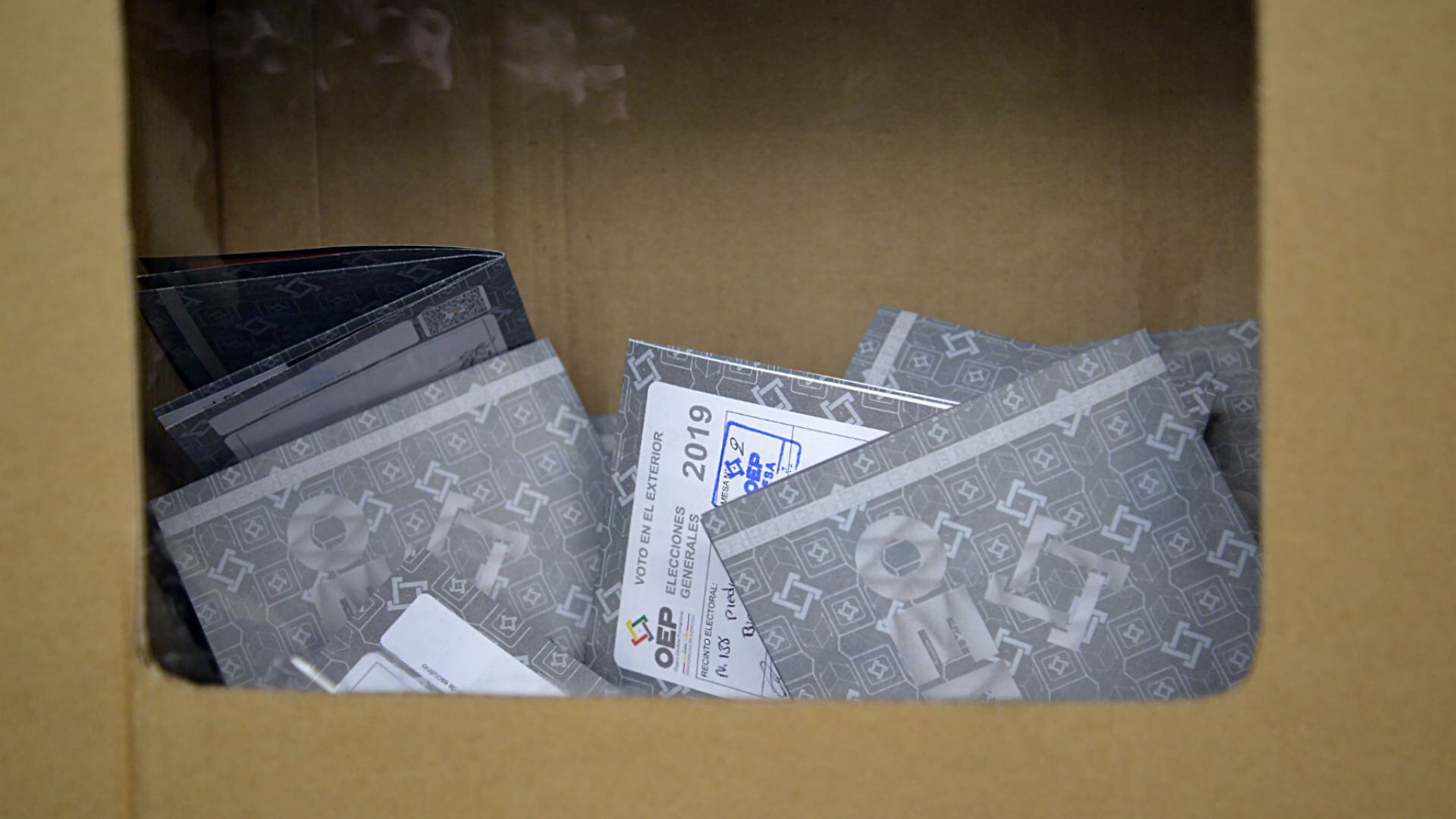 La urna posee una de sus caras cubierta con un plástico transparente donde se puede observar que en su interior solamente hay boletas de votación, evitando de esta manera que los votantes impugnen su voto introduciendo papeles que no tengan validez para el acto eleccionario