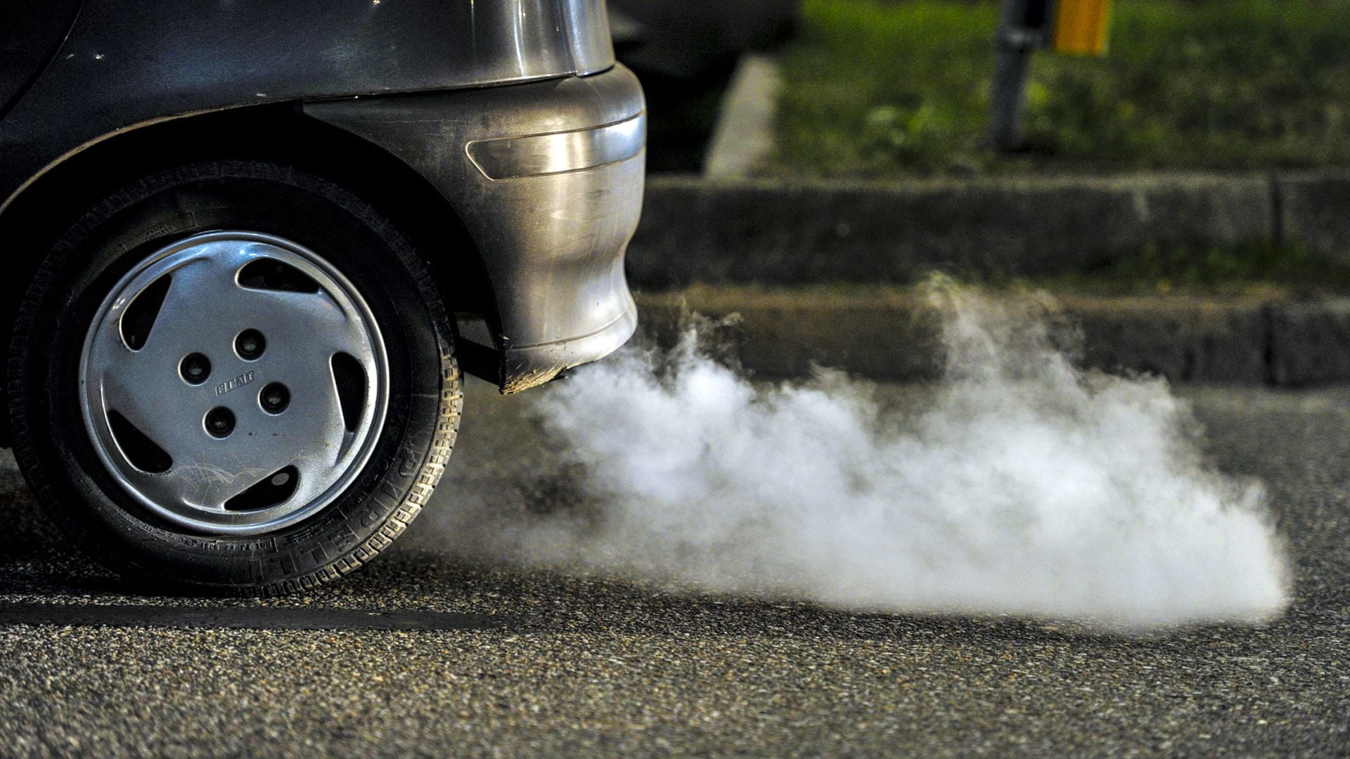 Los autos más antiguos no tienen la tecnología de tratamiento de gases de escape y por lo tanto contaminan más que los modernos