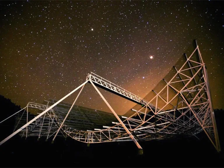 El Experimento Canadiense de Mapeo de la Intensidad del Hidrógeno es un nuevo y revolucionario radiotelescopio canadiens 