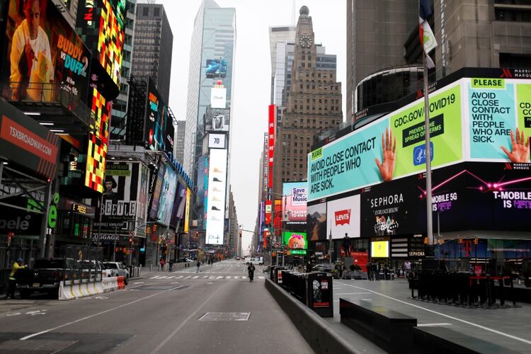 Times Square, prácticamente desierta este viernes en Nueva York (REUTERS/Mike Segar)