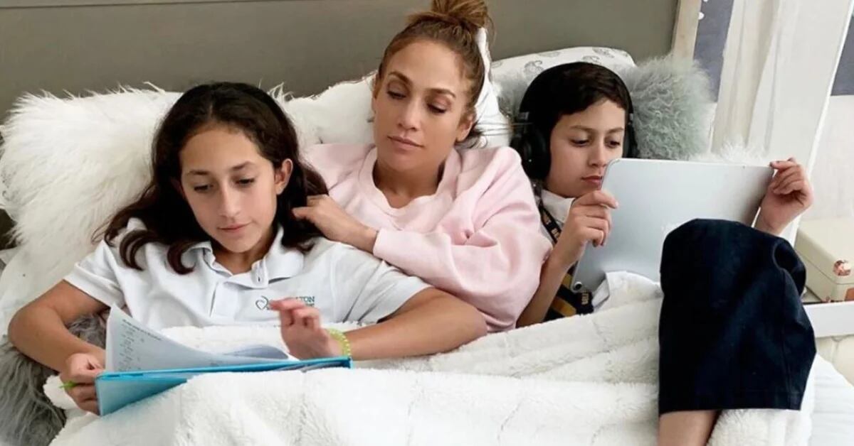 Jennifer Lopez garantiu que sente “culpa” por os filhos crescerem expostos a críticas