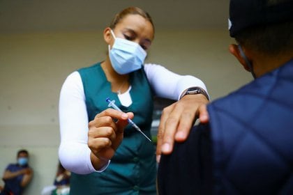 Imagen de archivo. Una enfermera aplica una dosis de la vacuna Pfizer-BioNTech contra el COVID-19 en Ciudad de México, México. 13 de mayo de 2021. REUTERS / Edgard Garrido