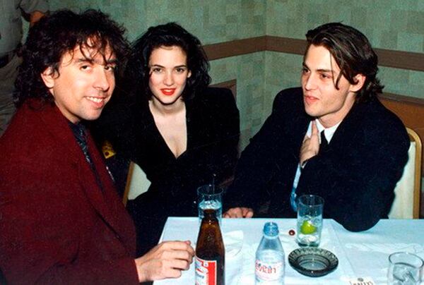 Johnny Depp junto a su novia Winona Ryder y Tim Burton