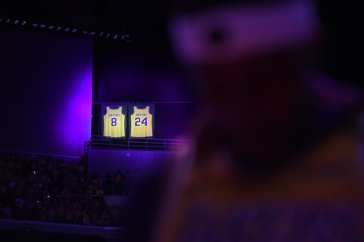 Las dos míticas camisetas de Kobe Bryant cuelgan en el Staples Cente (AFP)