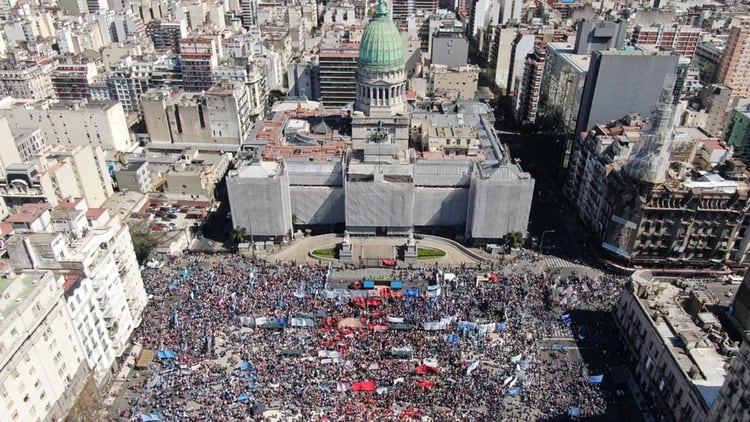 Vista aérea del Parlamento y de la plaza donde están los movimientos sociales (Foto: Thomas Khazki)