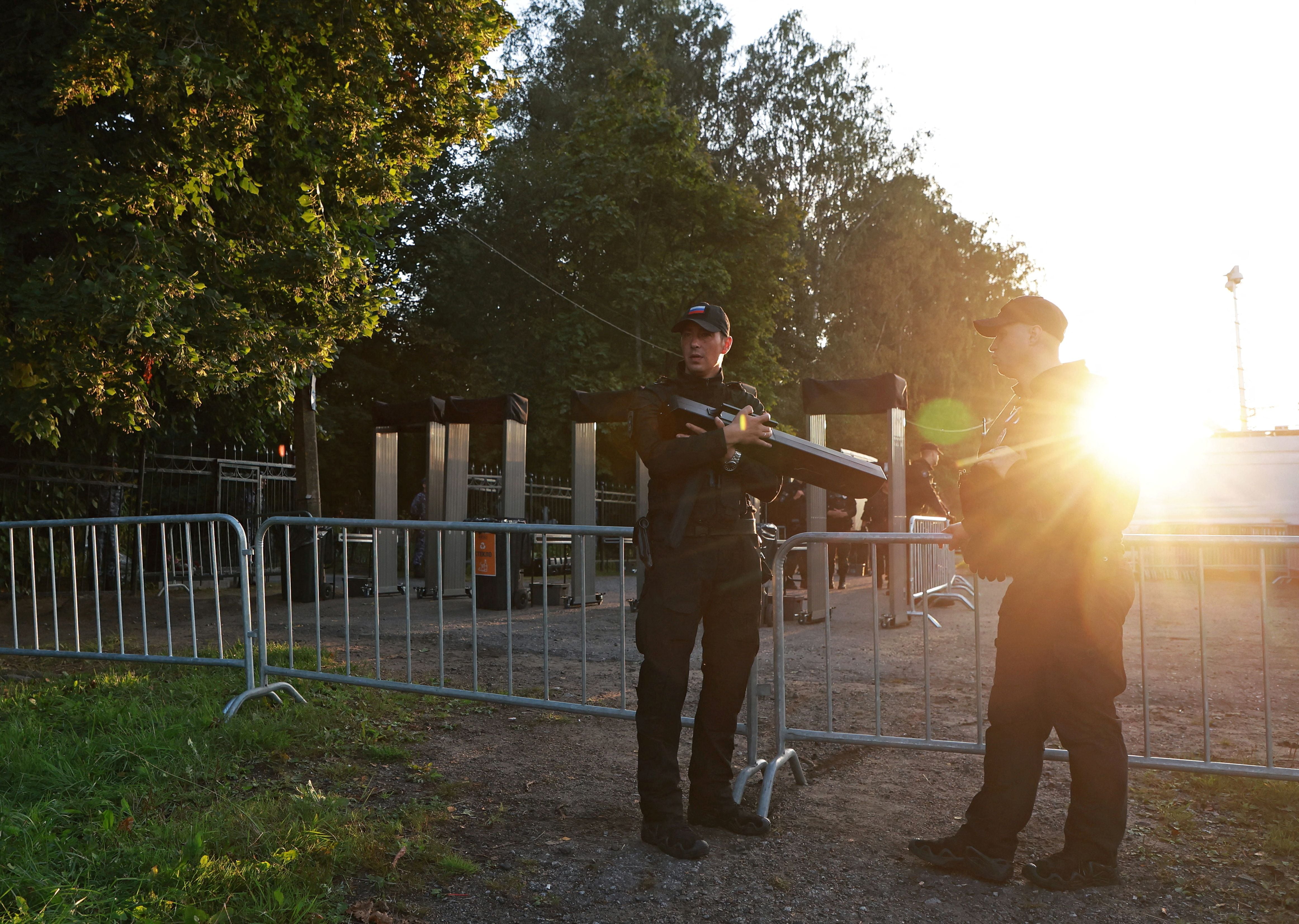 Policías con armas antidrones en el cementerio (Reuters)