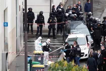 La escena donde tuvo lugar el ataque con cuchillo cerca de la ex sede de Charlie Hebdo. Foto: REUTERS/Gonzalo Fuentes