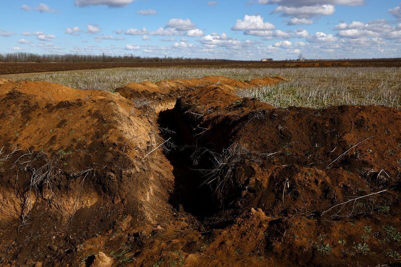 FOTO DE ARCHIVO. Una zanja en el campo del agricultor de cereales Oleksandr Klepach, en medio de la invasión rusa de Ucrania, en Snihurivka, sureste de Ucrania. 20 de febrero de 2023. REUTERS/Lisi Niesner