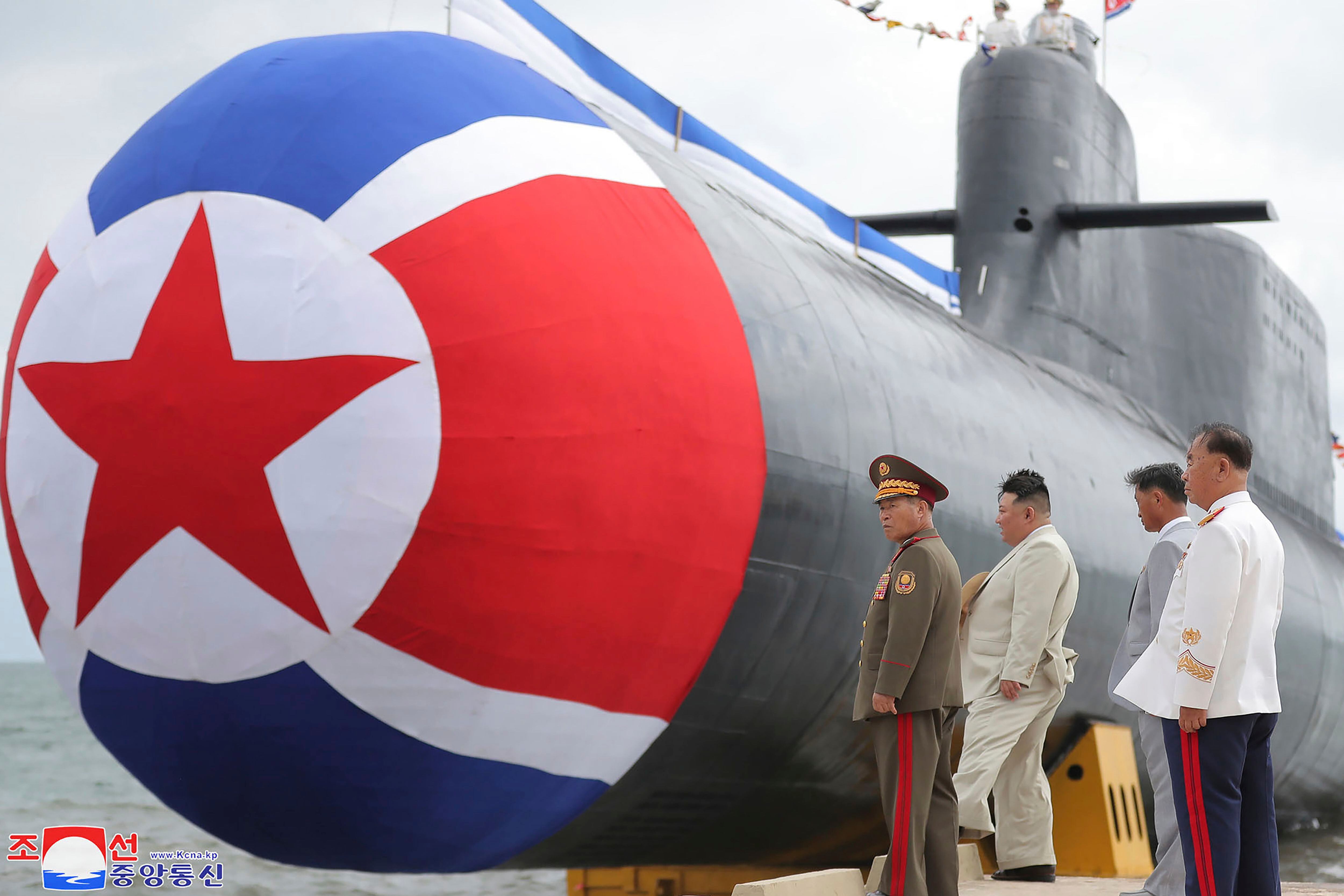 Kim Jong-un observa un nuevo submarino nuclear, el "héroe Kim Kun Ok", en un lugar no especificado de Corea del Norte (Agencia Central de Noticias de Corea/Korea News Service vía AP)