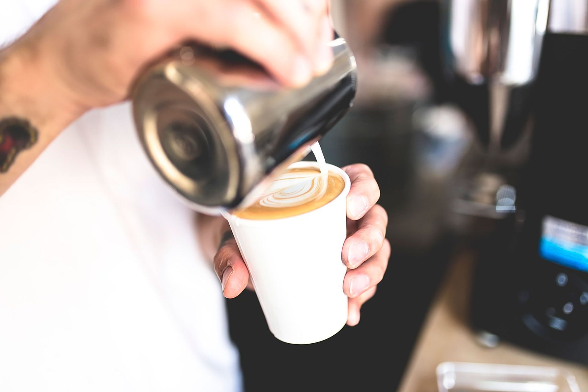 Los baristas destacaron la importancia de las microburbujas y la emulsión en el arte latte, creando una textura cremosa y perfecta (Pixabay)