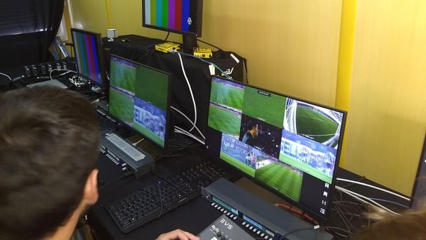 Los monitores son revisados por árbitros en tiempo real durante el partido (Infobae)