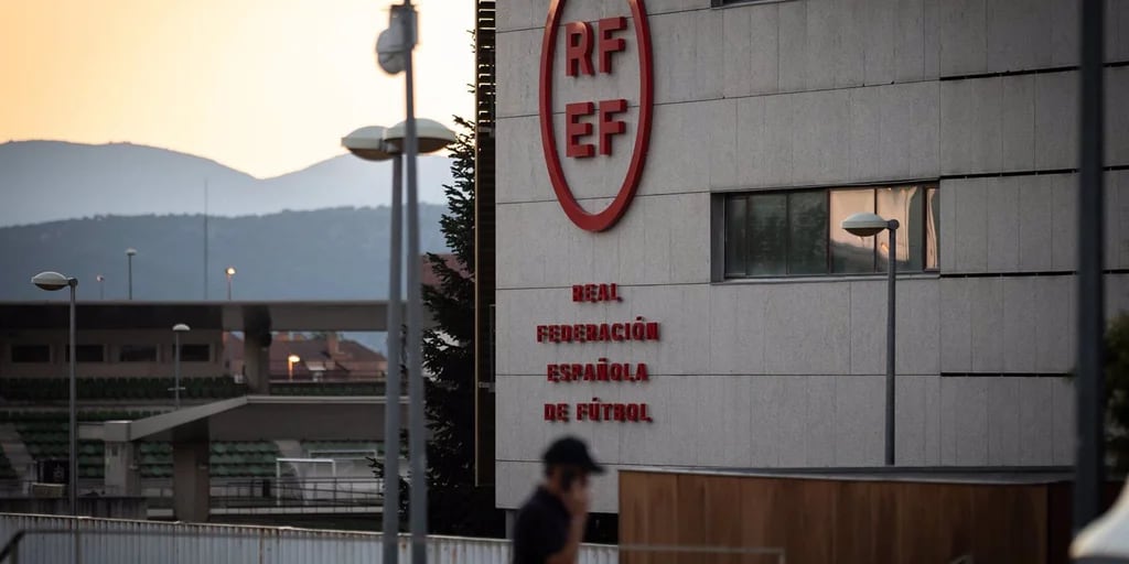 Siete detenidos en el registro a la Federación española de fútbol