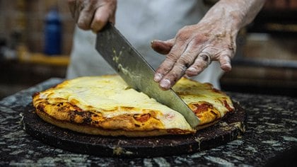 Las pizzas de muzzarella son las más demandadas por los clientes (Franco Fafasuli)