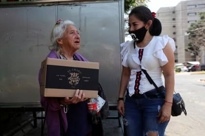 La hija del fundador del Cártel de Sinaloa, Alejandrina Guzmán ha realizado distintos repartos en Guadalajara, Jalisco (Foto:REUTERS/Fernando Carranza)
