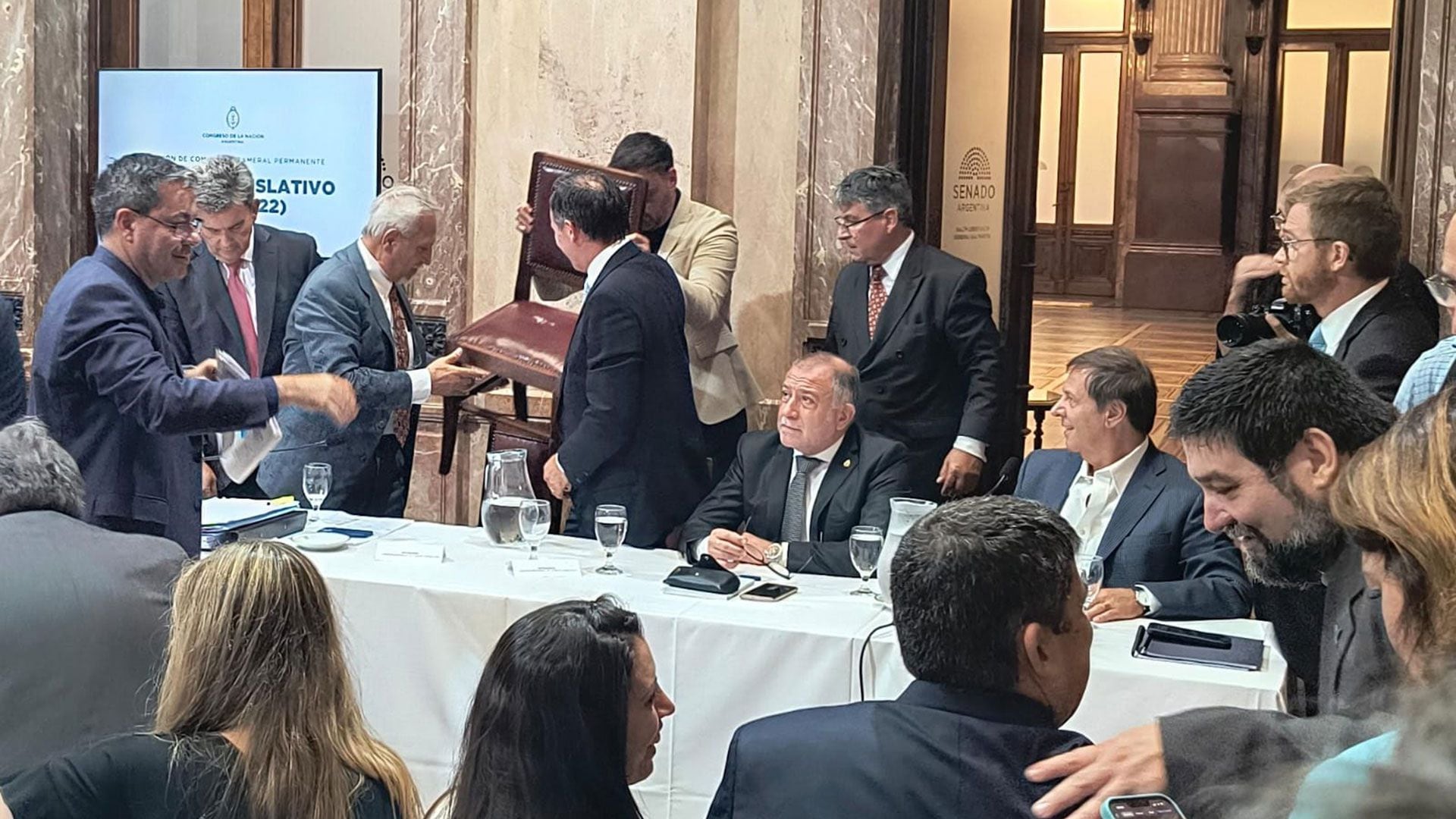 Romero: se le rompe la silla en la comisión Bicameral