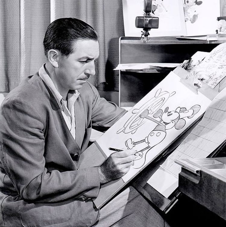 Walt era un ávido fumador y u trabajador incansable. Muchos de sus empleados contaron tiempo después que sabían en qué momento dejar las charlas e inclinarse sobre su tablero de dibujo porque a lo lejos escuchaban la tos ronca del dueño del estudio y el paso fatigado (Reuters)