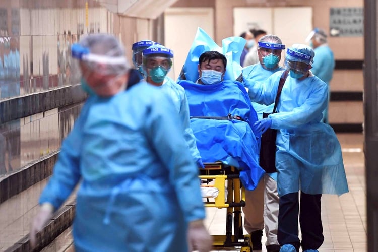 Personal médico transfiere a un paciente con un caso altamente sospechoso de un nuevo coronavirus en el Hospital Queen Elizabeth en Hong Kong el 22 de enero de 2020 (cnsphoto vía Reuters)