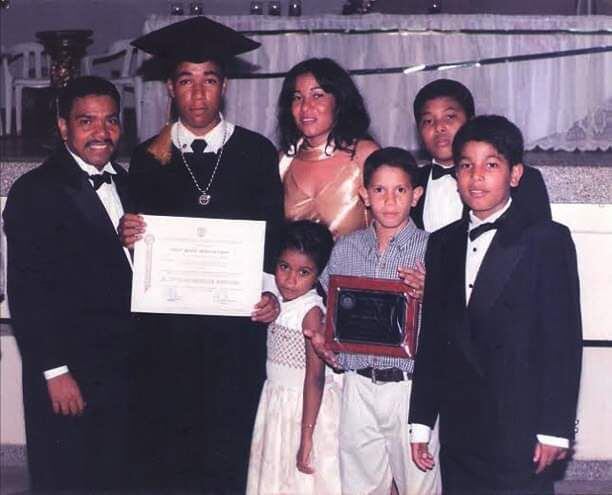 Kaleth Morales junto a sus padres Miguel Morales y Nevis Troya y hermanos
