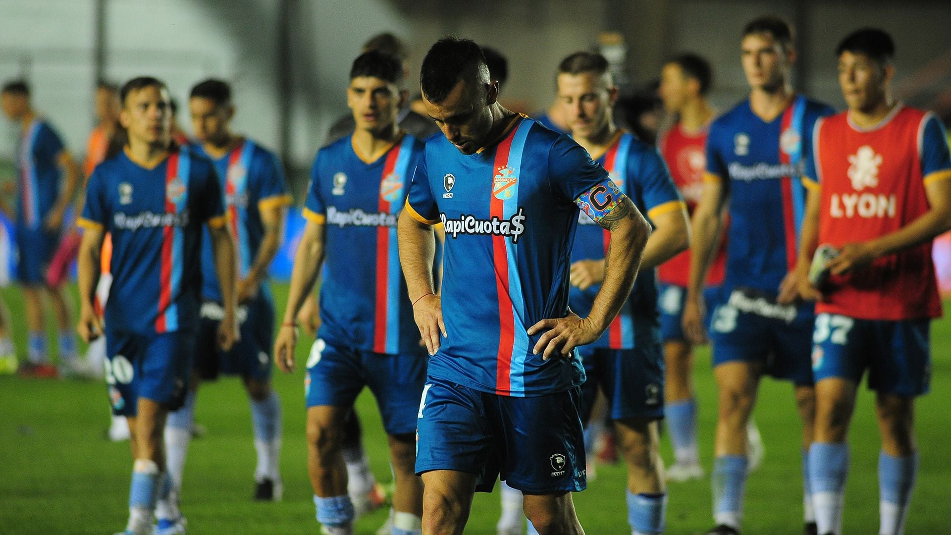 Arsenal descendió a la Primera Nacional B: cómo se definirá el otro que  perderá la categoría y los 16 equipos que pelean por los dos ascensos -  Infobae