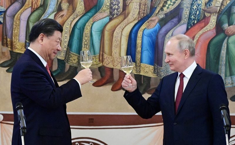 El presidente ruso, Vladímir Putin, y el presidente chino, Xi Jinping, en una recepción en el Kremlin en Moscú, Rusia. 21 de marzo de 2023. (Sputnik/Pavel Byrkin/Kremlin vía REUTERS)