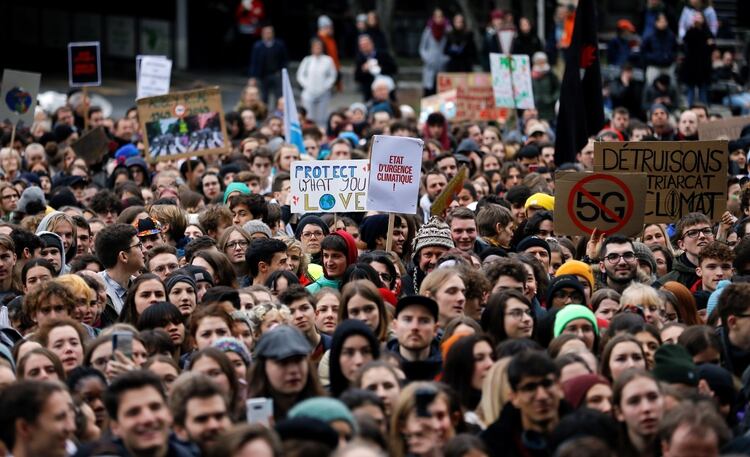 Los científicos reconocen que la conciencia pública sobre la crisis climática creció en el transcurso de 2019, en gran parte debido a las protestas masivas de los jóvenes de todo el mundo. En la foto, una manifestación de movimiento Fridays for Future en Lausana, Suiza, este 17 de enero (Reuters/ Pierre Albouy)