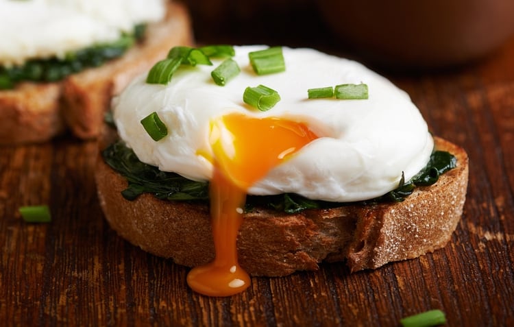 Pocos alimentos contienen tantas vitaminas y minerales como el huevo (Shutterstock)