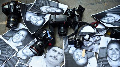 Fotos de periodistas mexicanos asesinados en los últimos años, durante una protesta en Ciudad de México, en febrero de 2016 (Ronaldo Schemidt/AFP)