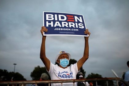 Un partidario espera a que el expresidente Barack Obama hable en un mitin de campaña en Miami, Florida.  REUTERS / Marco Bello