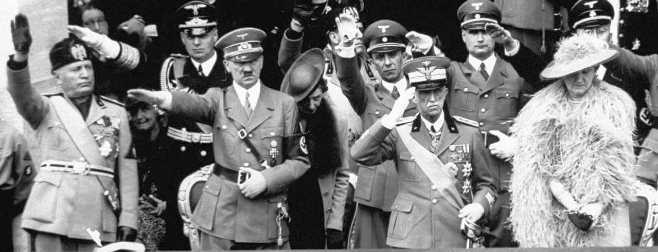 Los dictadores Benito Mussolini y Adolf Hitler en Roma junto con el rey de Italia Victor Manuel III y la reina Elena durante la visita del dictador alemán a Italia en 1938