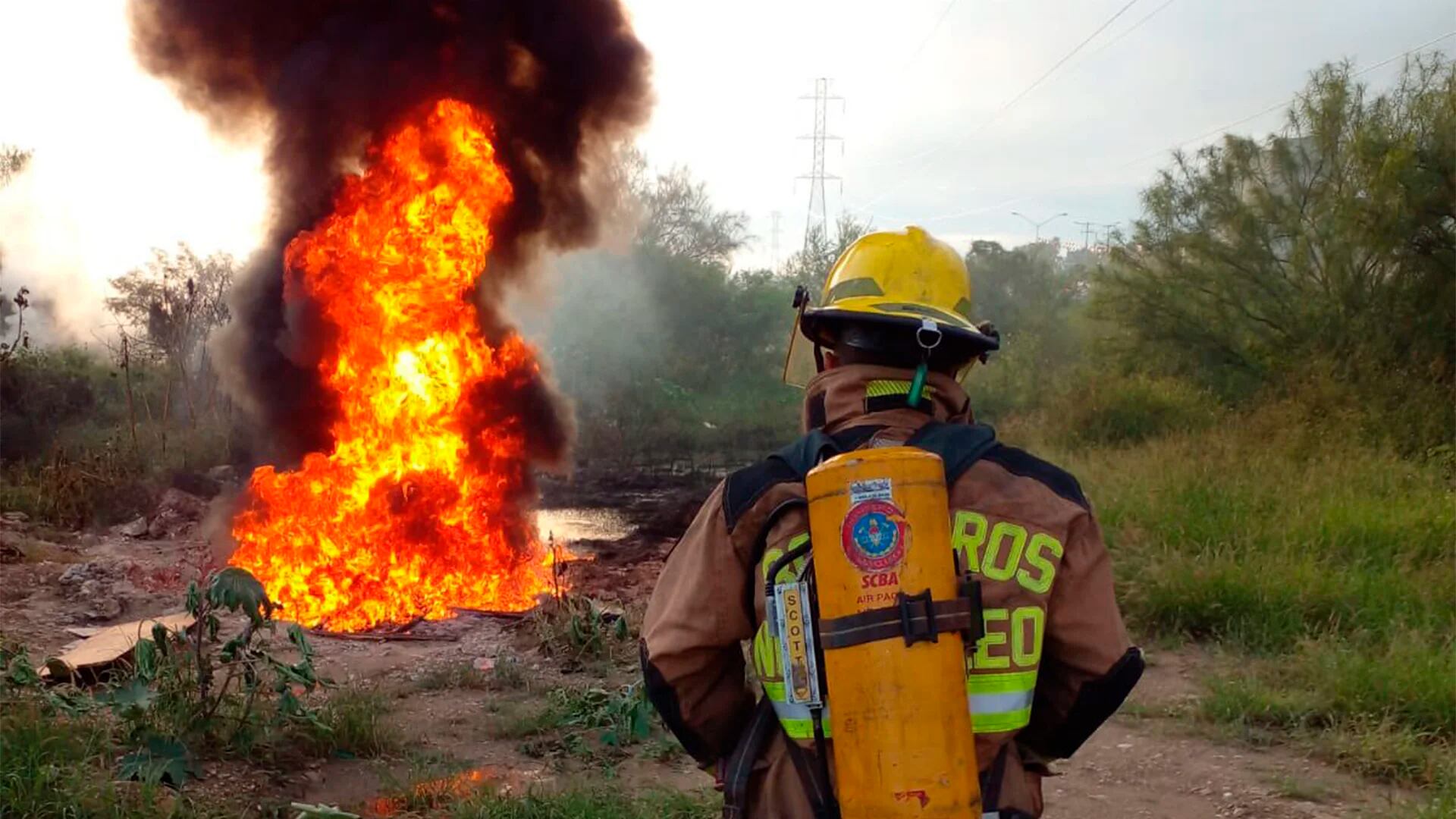 Incendio en ducto de Pemex en Nuevo León dejó un lesionado