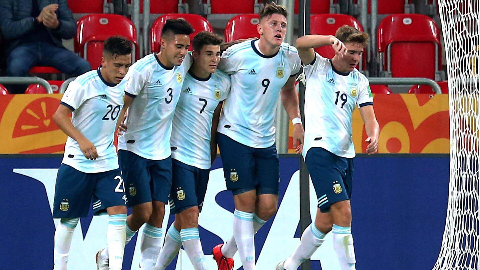 Adolfo Gaich celebra junto a Julián Álvarez el tanto de Argentina frente a Sudáfrica en el debut del Mundial de Polonia (EFE)