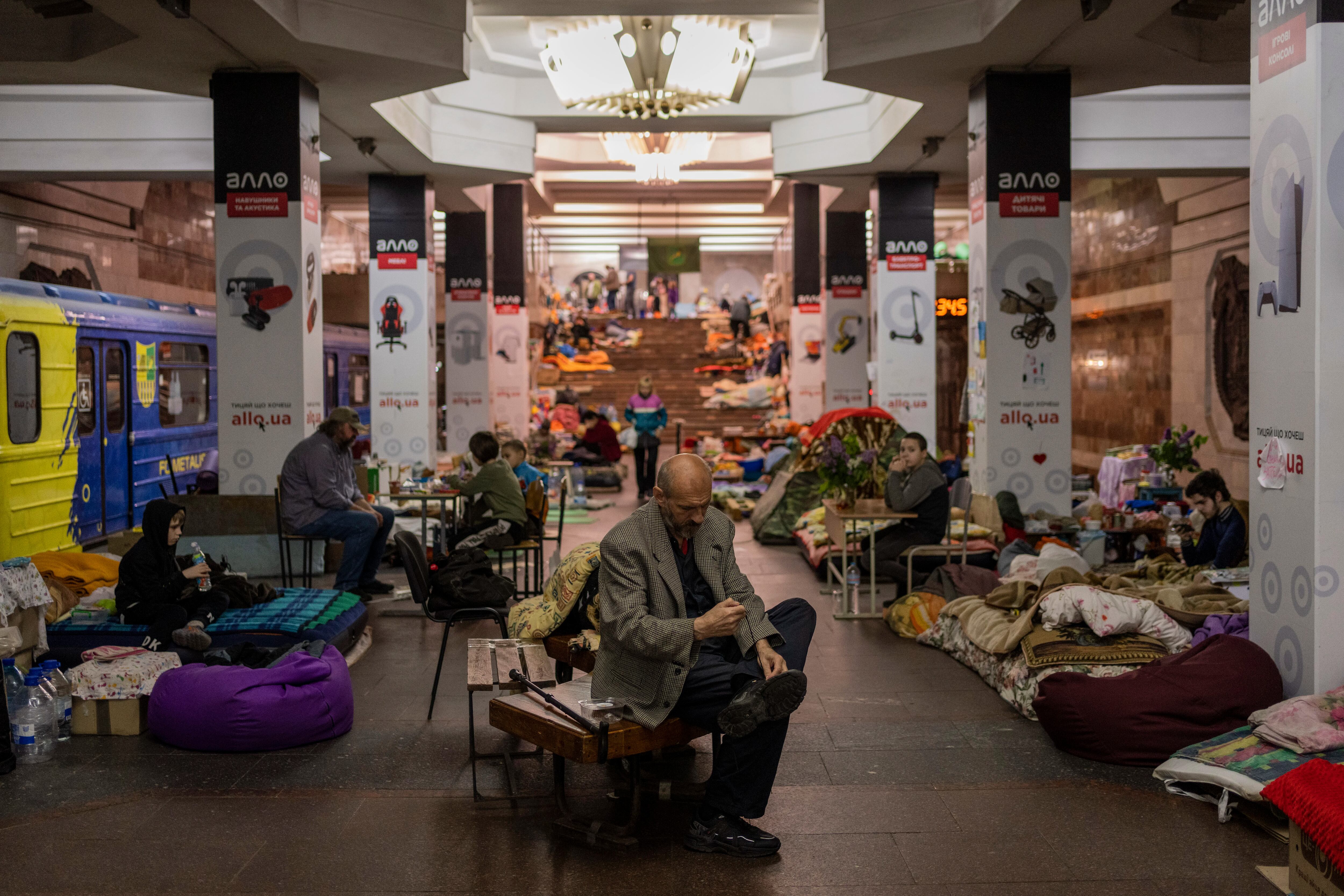 Los residentes permanecen en el metro de la ciudad de Kharkiv, en el este de Ucrania, el jueves 19 de mayo de 2022. Aunque los bombardeos en Kharkiv han disminuido y se espera que el metro funcione a principios de la próxima semana, todavía algunos residentes lo usan como refugio temporal contra bombas. 
