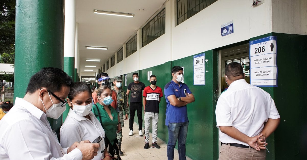 Largas fila votar en Ecuador debido a medidas de seguridad por la pandemia