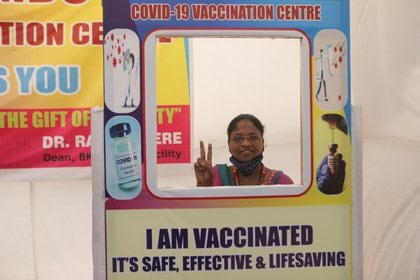 Una mujer posa para una foto con un recorte de cartón después de recibir una dosis de COVISHIELD, una vacuna COVID-19 fabricada por Serum Institute of India (Reuters)