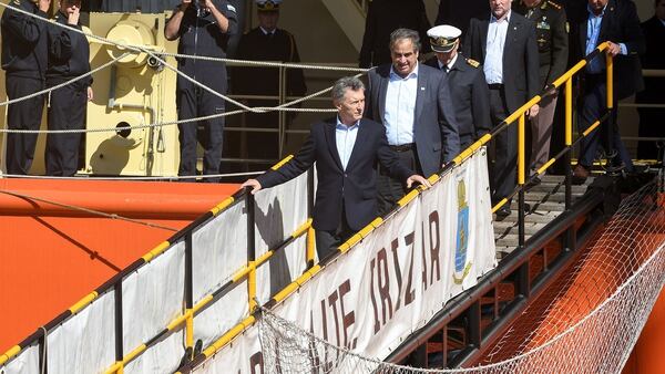 El presidente Mauricio Macri en una recorrida por el “Almirante Irízar”. (Foto: Télam)