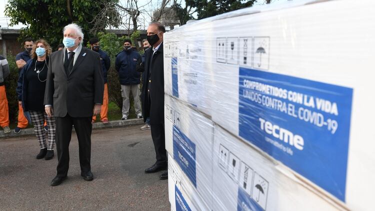 Ginés González García, ayer, en una entrega de respiradores (Maximiliano Luna)