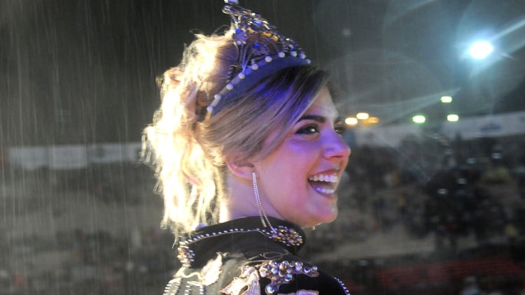 Bajo la lluvia la Reina recordó a su hermana fallecida en el 2012 (Prensa Gobierno de Mendoza)