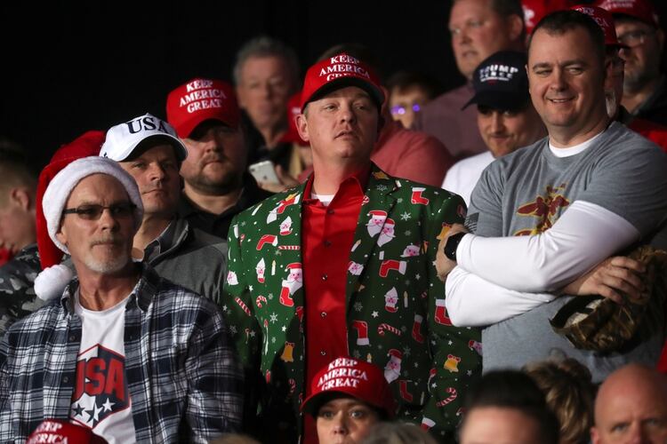 Los partidarios de Trump, con atuendos navideños (REUTERS/Leah Millis?)