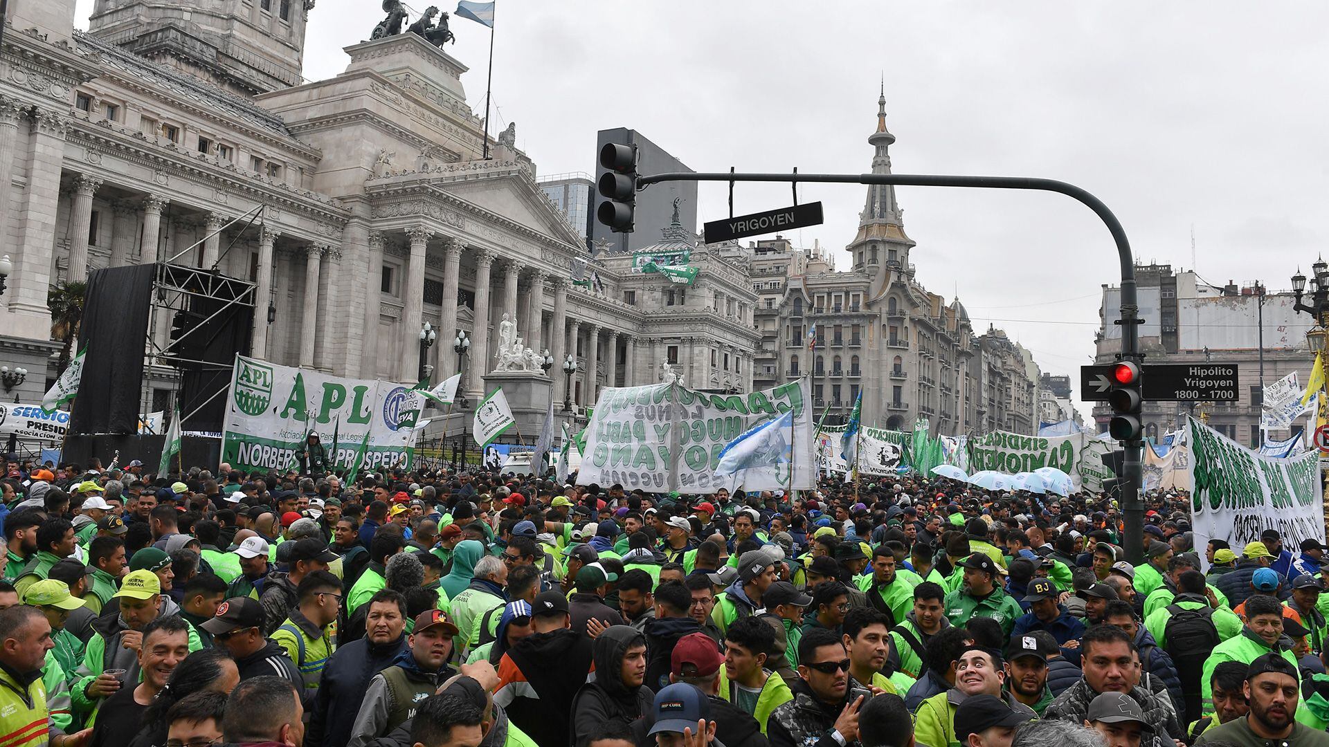 La CGT y la CTA se manifestaron fuera del Congreso (Foto: Maximiliano Luna)