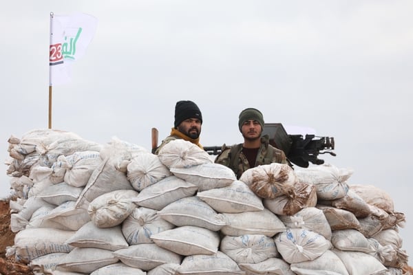 Milicias del Ejército Libre Sirio, aliadas de Turquía, en un puesto fronterizo (AFP)