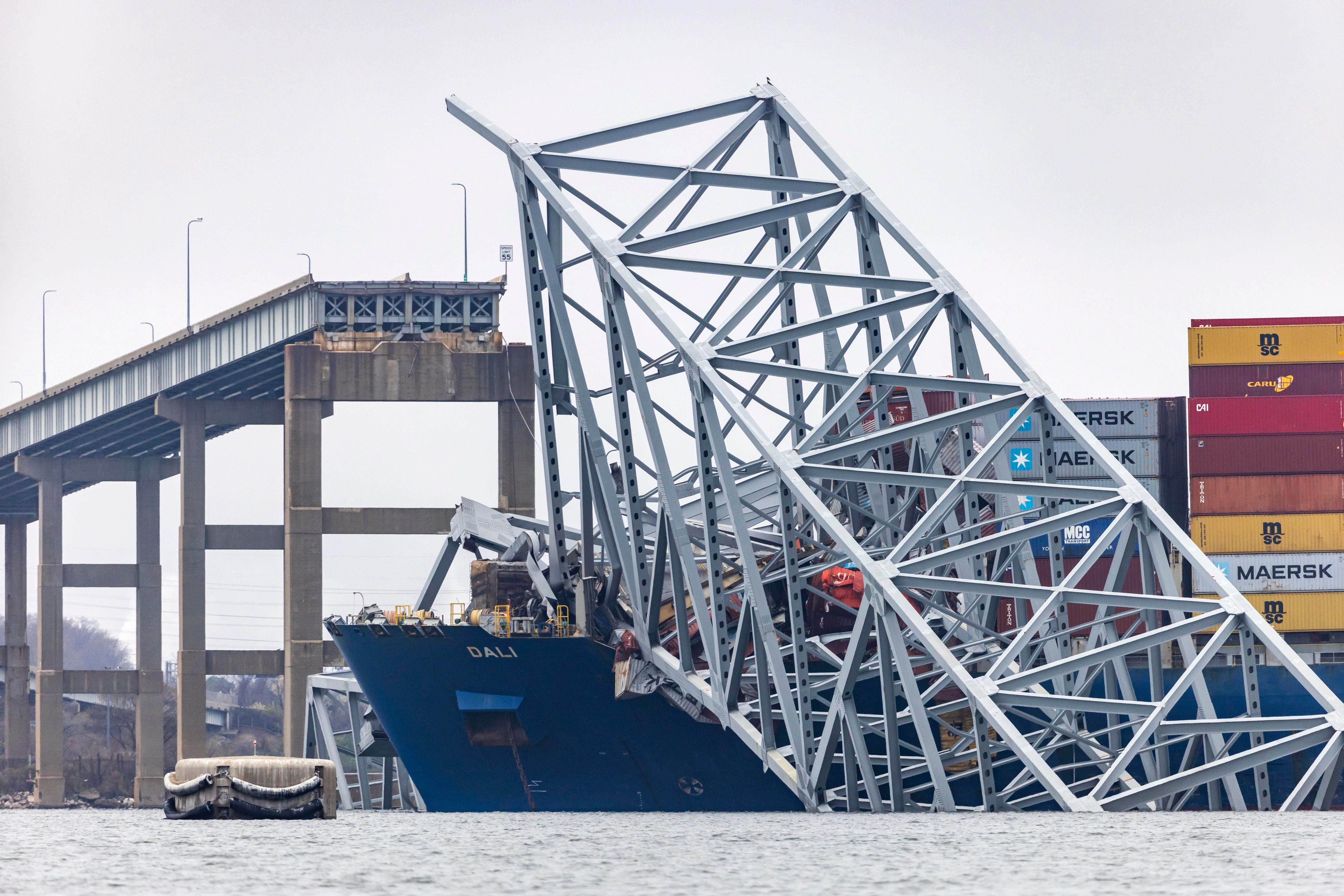 Durante el colapso del puente Francis Scott Key ocho trabajadores latinoamericanos efectuaban reparaciones viales; dos fueron rescatados y seis se consideran fallecidos. La búsqueda de los restantes se pospuso por riesgos de seguridad. (EFE)