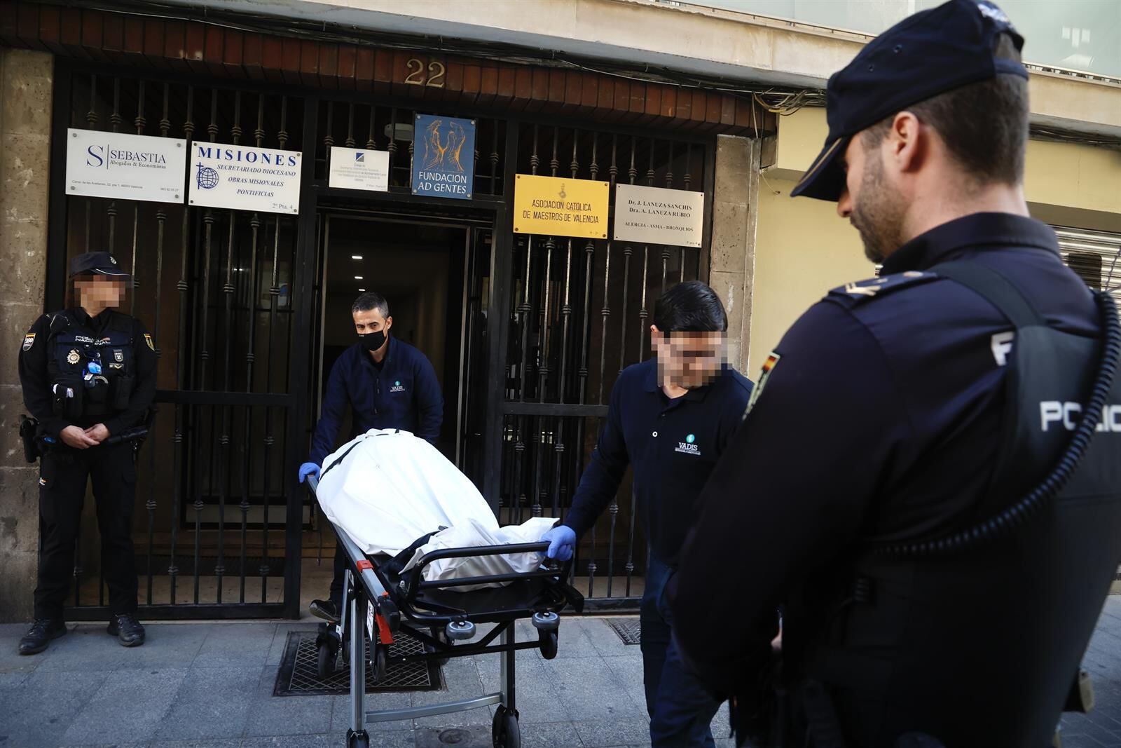 23/01/2024 Momento en el que sacan el cadáver del canónigo de su domicilio en València
POLITICA COMUNIDAD VALENCIANA ESPAÑA EUROPA VALENCIA SOCIEDAD
ROBER SOLSONA/EUROPA PRESS
