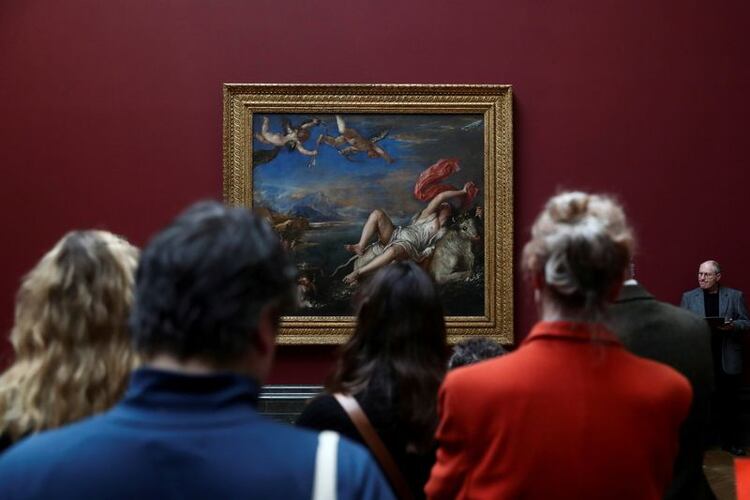 Personas miran la pintura de 'Violación de Europa' de Tiziano en una vista de medios de comunicación a la exposición 