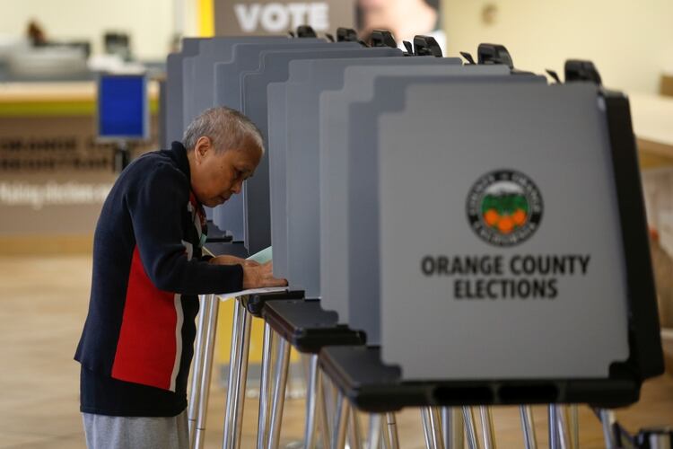 Un elector emite su voto de manera anticipada en Santa Ana, California, el 24 de febrero de 2020 (REUTERS/Mike Blake)
