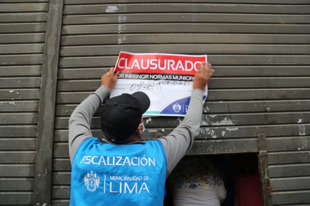 Personal de la Municipalidad de Lima descubrió un inmueble que no contaba con permiso para funcionar como almacén.