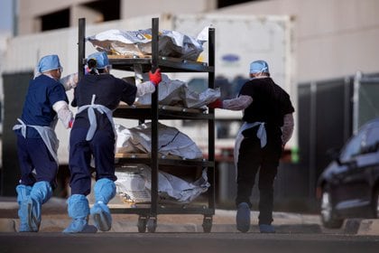 Trabajadores de la salud trasladan cuerpos de personas fallecidas por el COVID-19 en EEUU. REUTERS/Ivan Pierre Aguirre/File Photo