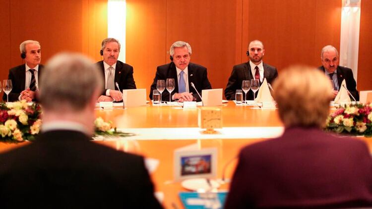 Alberto Fernández y Ángela Merkel durante la cena servida en la Cancillería de Alemania
