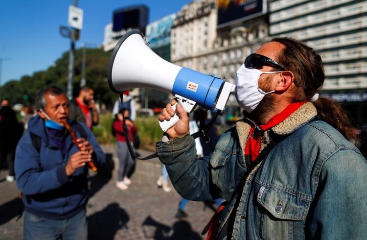 La sola posibilidad de que una multitud se congregue en las calles con riesgos elevados de contagio de COVID-19 hace temblar al Ejecutivo (REUTERS/Agustin Marcarian)