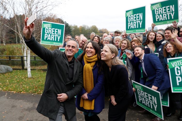 Los co-líderes del Partido Verde Jonathan Bartley y Sian Berry, junto a la vice-líder Amelia Womack en Londres, el 19 de noviembre de 2019 (REUTERS/Peter Nicholls)