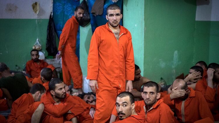 Ex terroristas del ISIS en una prisiÃ³n en Siria (AFP)